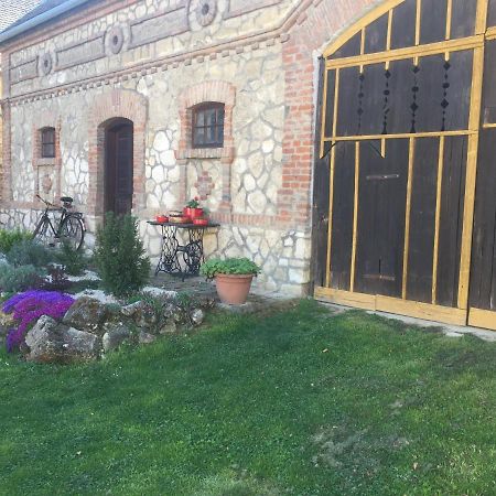 Levendula Porta Es Pajtaszinhaz Hotel Orfu Exterior photo