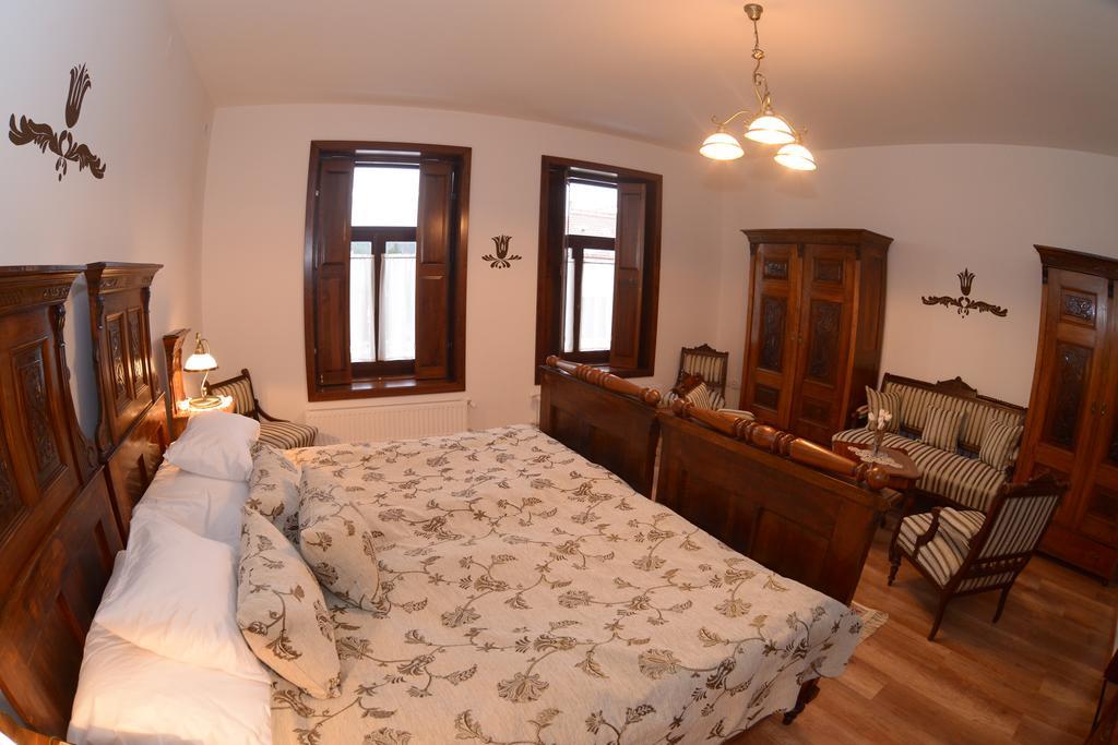 Levendula Porta Es Pajtaszinhaz Hotel Orfu Room photo