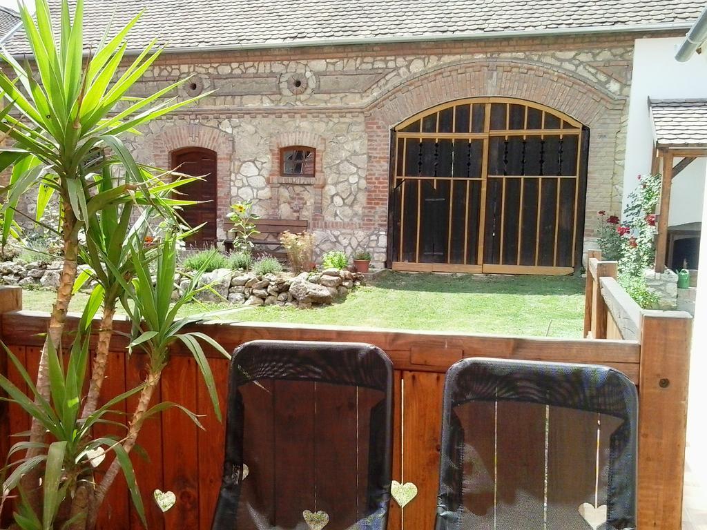 Levendula Porta Es Pajtaszinhaz Hotel Orfu Exterior photo