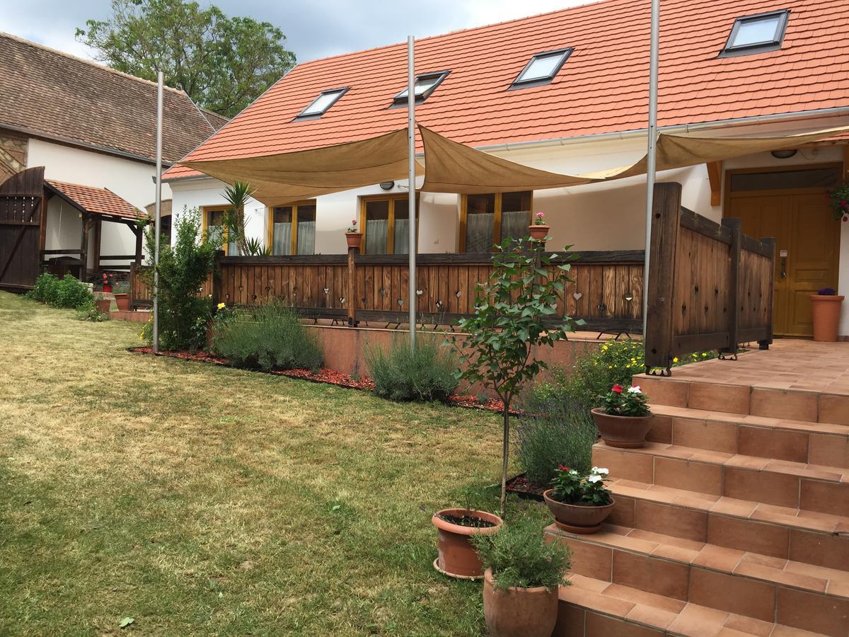 Levendula Porta Es Pajtaszinhaz Hotel Orfu Exterior photo
