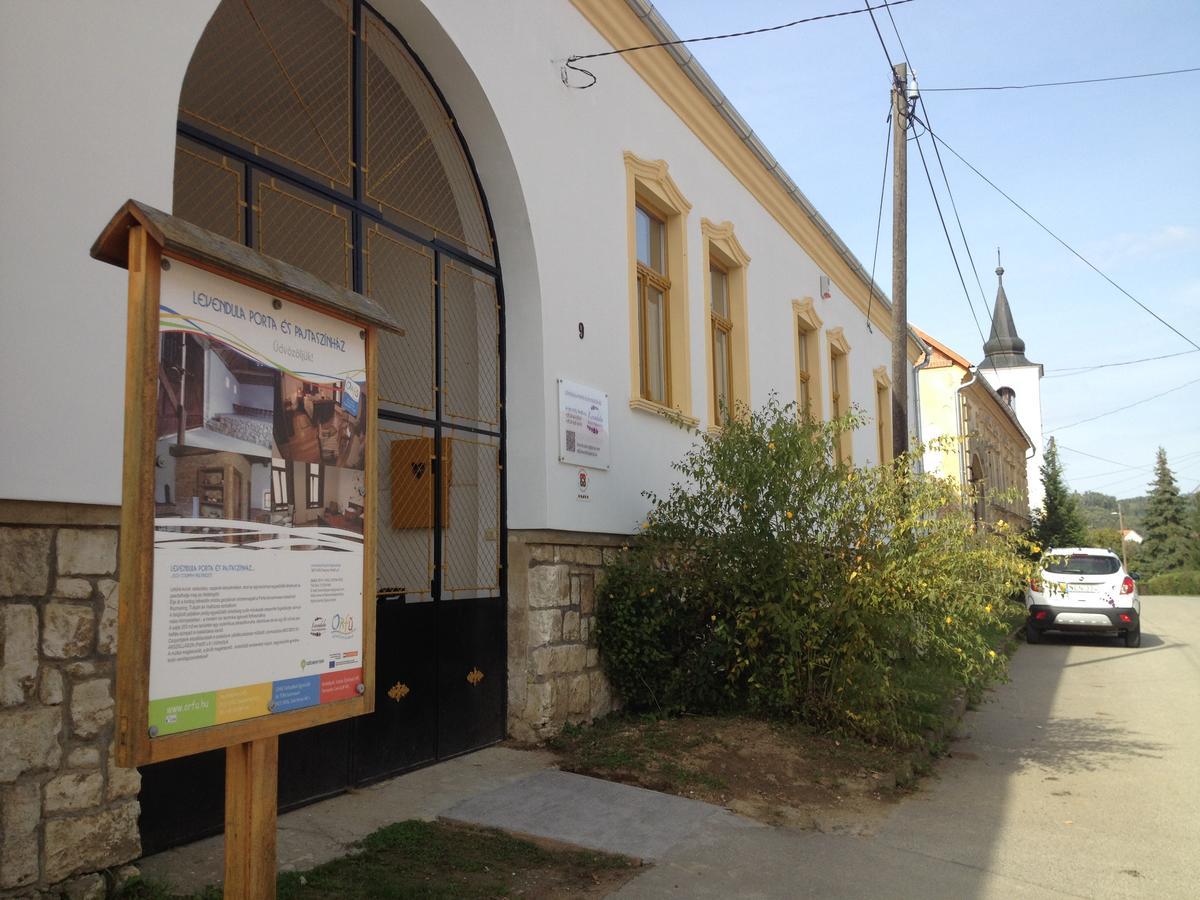 Levendula Porta Es Pajtaszinhaz Hotel Orfu Exterior photo